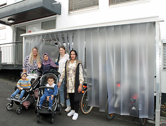 Bild der Buggygarage mit Personen und Kindern in Buggys