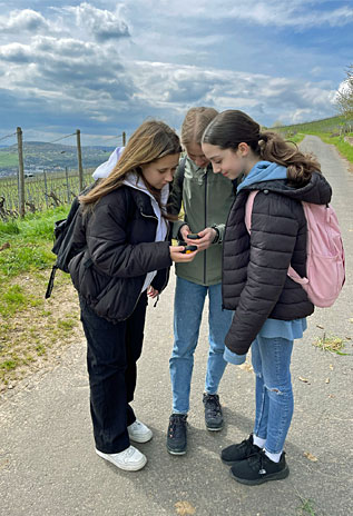 Kinder beim Geo-Caching