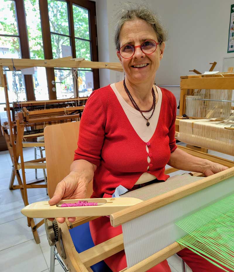 Nadine Cromme am Webstuhl